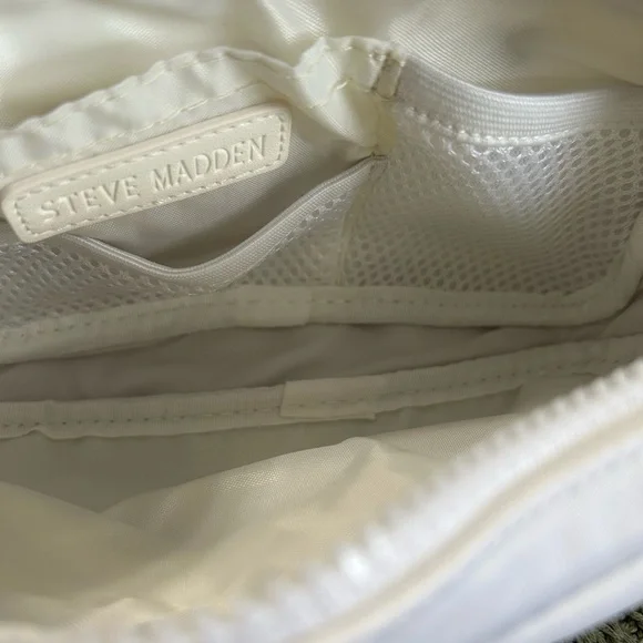 Macy’s Steve Madden White Crossbody Belt Bag with Charm Keychain - Picture 8 of 10